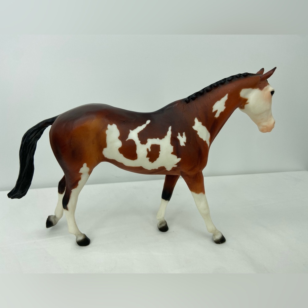 Breyer Model Freedom Series Pinto Sport horse Bay Overo #677 Retired 2006 - Picture 2 of 8